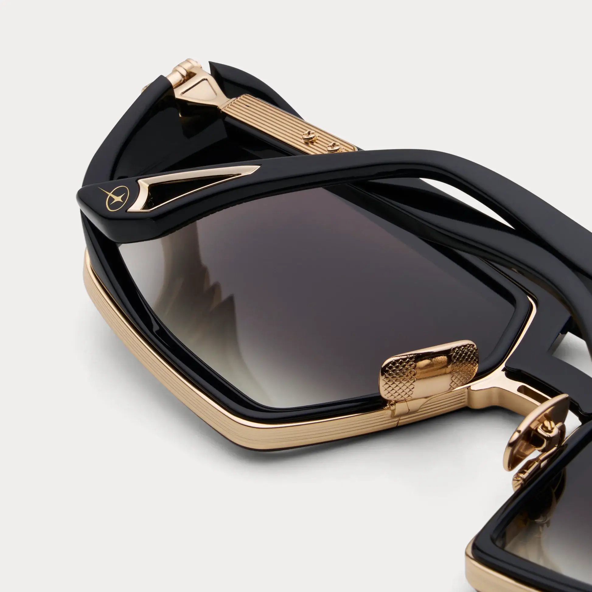 SKYMASTER_DETAIL VIEW 1_BLK:GLD